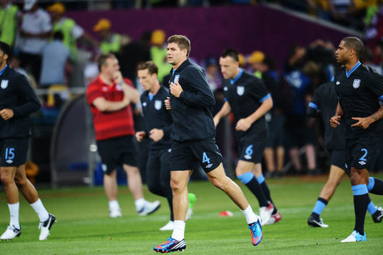 Steven Gerrard, England, värmer upp