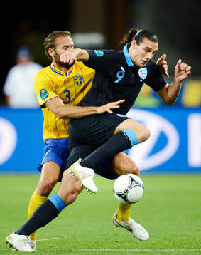Olof Mellberg, Sverige, kämpar mot Andy Carroll, England