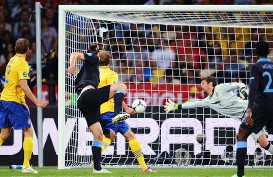 Andy Carroll, England, nickar in 0-1 bakom Andreas