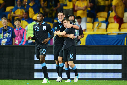 Danny Welbeck, Andy Carroll och James Milner, England, jubel