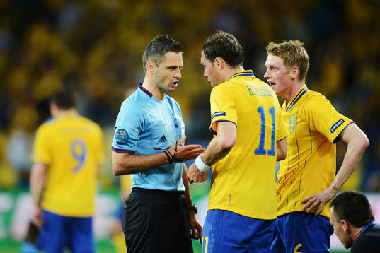 Damir Skovina, domare, Slovenien, pratar med Johan Elmander