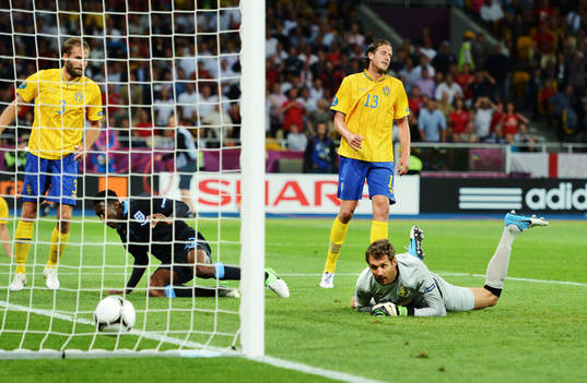 Andreas Isaksson, målvakt, Sverige, ser 2-3-bollen från