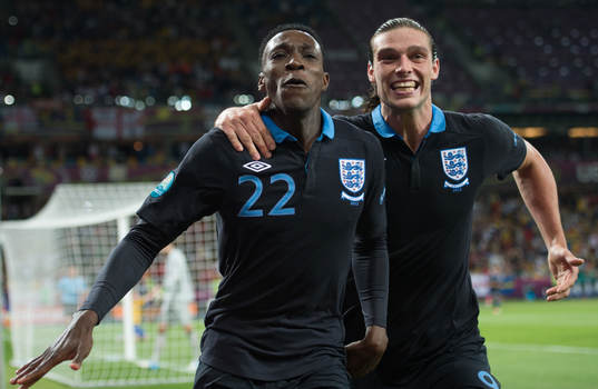 Danny Welbeck gör 2-3 för England, jubel Andy Carrol