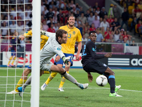 Danny Welbeck gör 2-3 för England, bakom Andreas