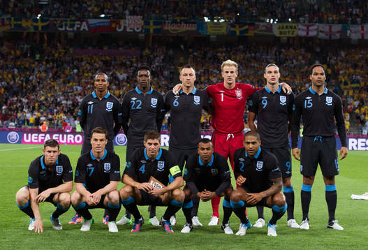Englands startelva, övre raden fr vänster: Ashley Young,