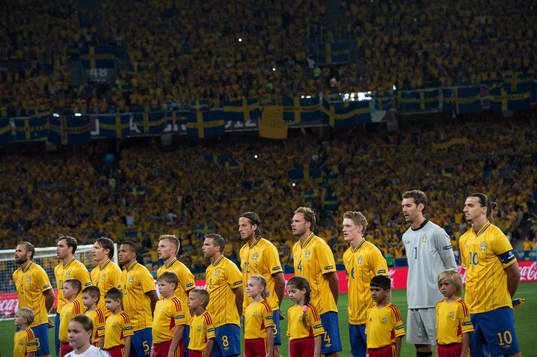Sveriges lineup innan match, svenska klacken i bakgrunden