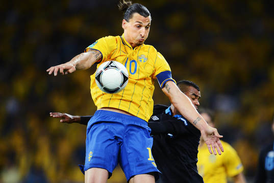 Zlatan Ibrahimovic, Sverige, tar ner bollen