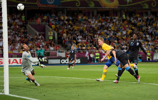 John Terry, England, har ett farligt skott på mål som