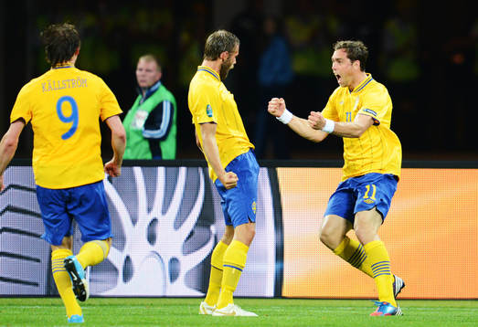 Olof Mellberg och Johan Elmander, Sverige, jublar