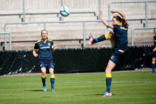Kosovare Asllani och Lotta Schelin