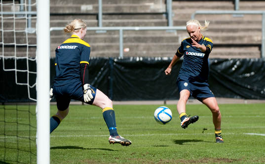 Hedvig Lindahl, målvakt och Caroline Seger