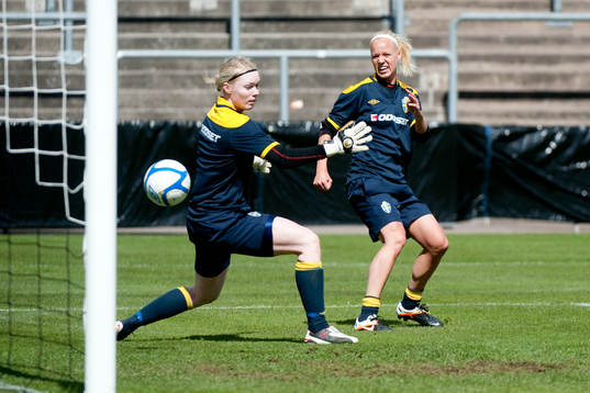 Hedvig Lindahl och Caroline Seger