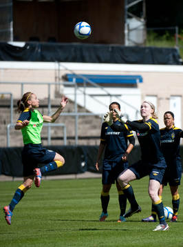 Kosovare Asllani och Hedvig Lindahl