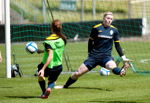 Kosovare Asllani och Hedvig Lindahl