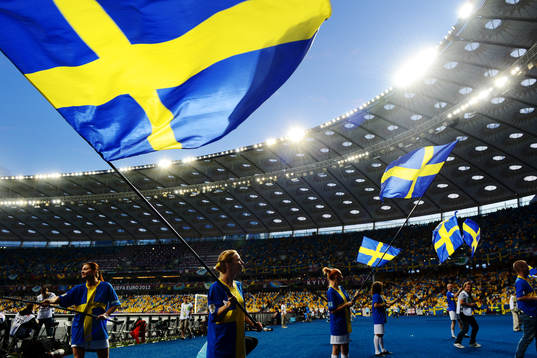 Svenska flaggor viftas inne på matcharenan