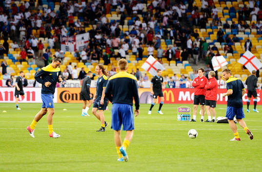 Sverige och England värmer upp. Zlatan Ibrahimovic och