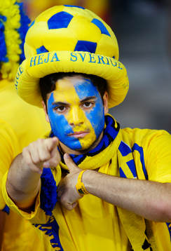 Ett svenskt fan, supporter pekar in i kameran