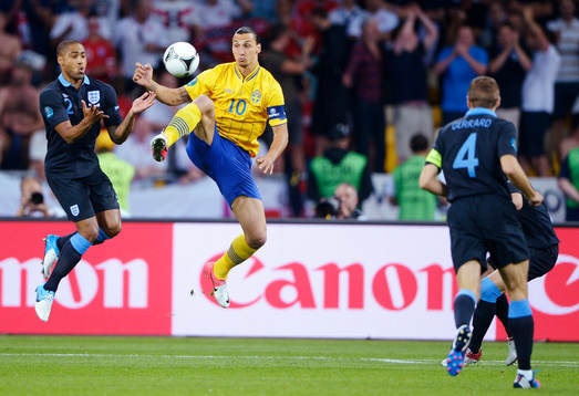 Glen Johnson, England, och Zlatan Ibrahimovic, Sverige, i