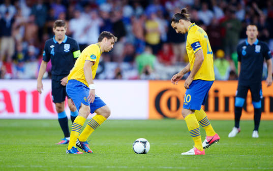 Avspark i matchen. Johan Elmander och Zlatan Ibrahimovic,