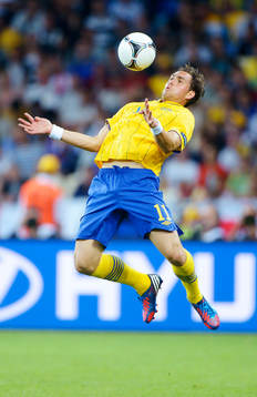 Johan Elmander, Sverige, tar ner bollen