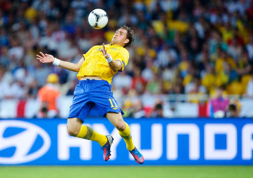 Johan Elmander, Sverige, tar ner bollen