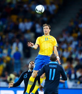 Johan Elmander, Sverige, i en luftduell