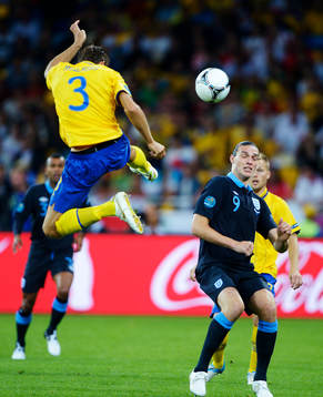 Olof Mellberg, Sverige, i en nickduell med Andy Carroll,