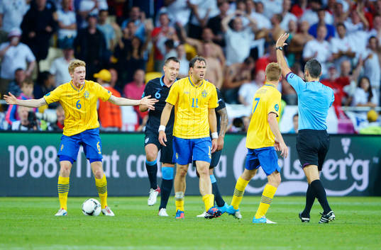 Rasmus Elm och Johan Elmander, Sverige, är upprörda på