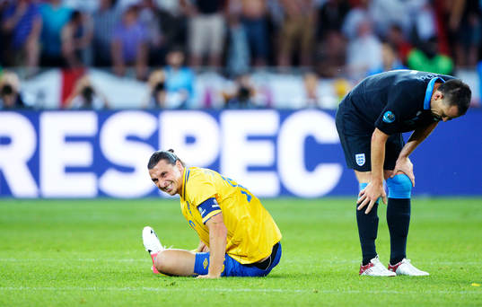 Zlatan Ibrahimovic, Sverige, har ont. Till höger om honom