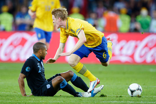 Glen Johnson, England, stoppar Rasmus Elm, Sverige