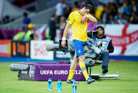 Johan Elmander, Sverige, lämnar planen. Depp