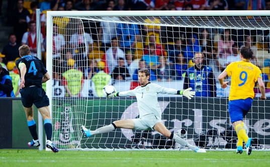 Andreas Isaksson, målvakt, Sverige, räddar ett skott