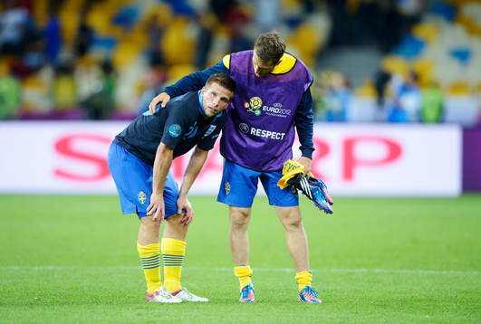 Anders Svensson tröstas av Tobias Hysén, Sverige