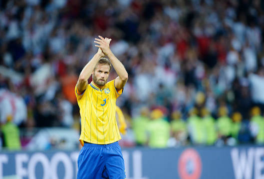 Olof Mellberg, Sverige, tackar fansen när han lämnar