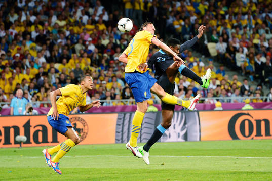 Martin Olsson och Jonas Olsson, Sverige, och Danny Welbeck,