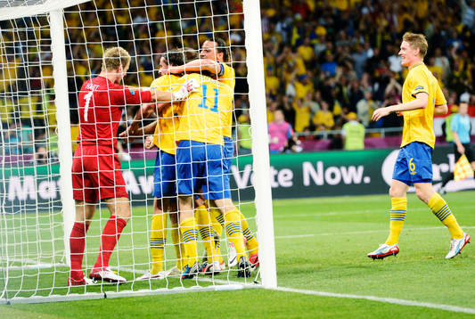 Joe Hart, målvakt, England, trycker till Johan Elmander,