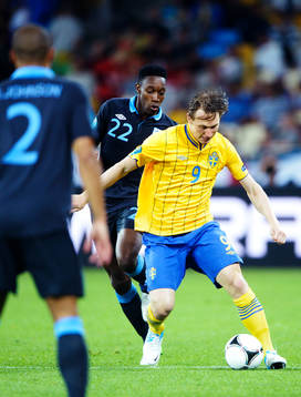 Danny Welbeck, England, utmanar Kim Källström, Sverige
