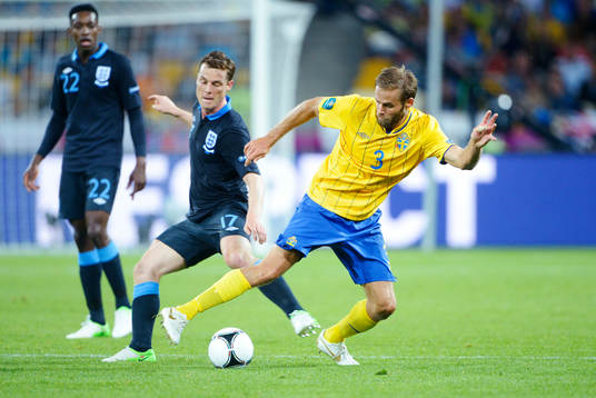 Scott Parker, England, utmanar Olof Mellberg, Sverige