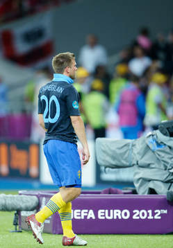 Anders Svensson, Sverige, lämnar planen
