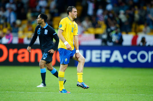 Johan Elmander, Sverige, går av planen och visar att han