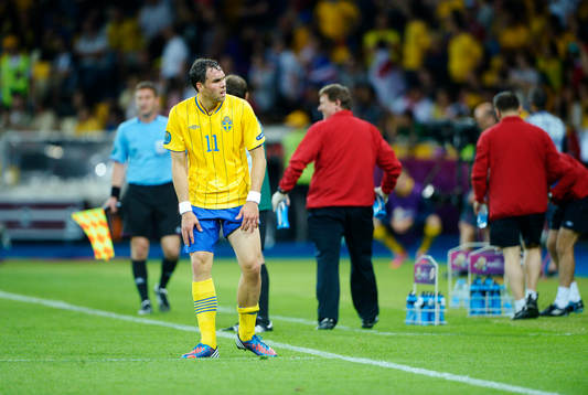 Johan Elmander, Sverige, går av planen och visar att han