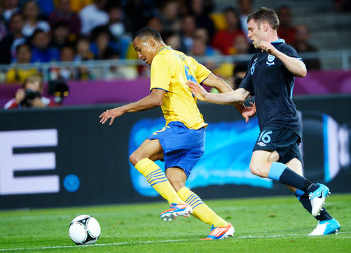 Martin Olsson, Sverige, utmanas av James Milner, England