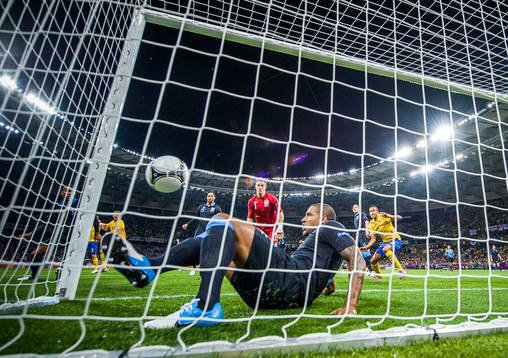 Glen Johnsson, England sparkar ut kvitteringsbollen 1-1