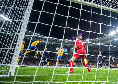 Olof Mellberg nickar in 2-1