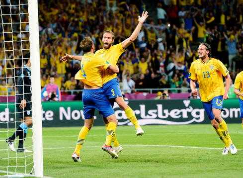 Olof Mellberg, Sverige, kramas om av Andreas Granqvist