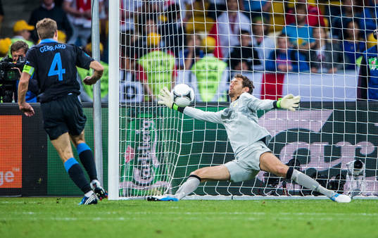 Andreas Isaksson, målvakt Sverige räddar ett skott från