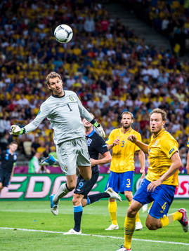 Andreas Isaksson, målvakt låter bollen gå
