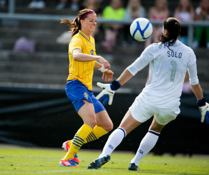 Lotta Schelin, Sverige lobbar in 1-2 bakom Hope Solo,