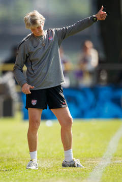 Pia Sundhage, förbundskapten, USA ger tummen upp