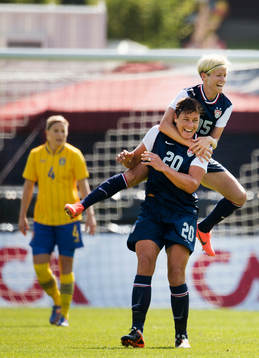 Megan Rapinoe, Abby Wambach, USA jubel vid 0-1
